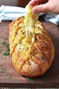 Очень классная закуска! Хрустящий хлебушек пропитанный маслом, сыром и чесночком Очень классная закуска! Хрустящий хлебушек пропитанный маслом, сыром и чесночком