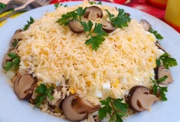 10 ВКУСНЕЙШИХ САЛАТОВ С ГРИБАМИ ДЛЯ ПРАЗДНИЧНОГО СТОЛА 10 ВКУСНЕЙШИХ САЛАТОВ С ГРИБАМИ ДЛЯ ПРАЗДНИЧНОГО СТОЛА