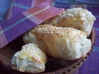 Слоеные булочки с сыром и мясом Слоеные булочки с сыром и мясом