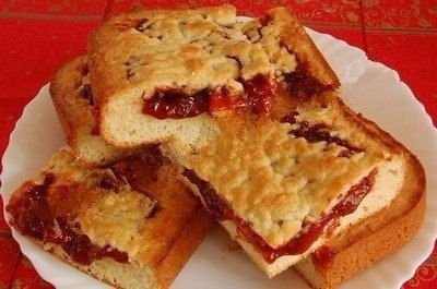 Вкусный пирог с вареньем из песочного теста.