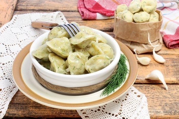 Вкусные домашние пельмени из теста с зеленью. Вкусные домашние пельмени из теста с зеленью.
