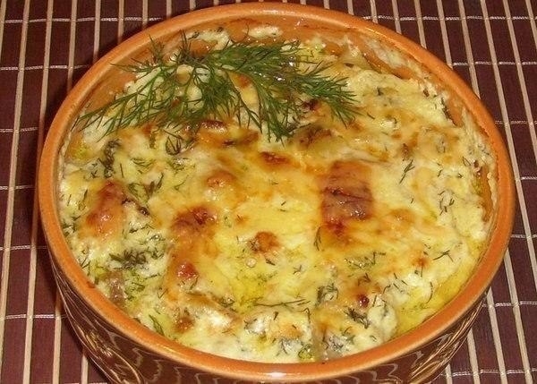 Картошка с курицей и грибами под соусом в глиняных горшочка Картошка с курицей и грибами под соусом в глиняных горшочка