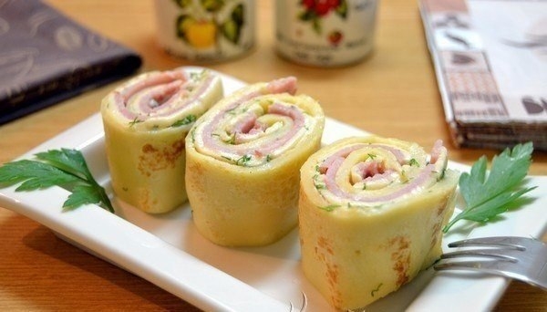 Очень вкусные блинные рулетики с начинкой из ветчины и сыра.