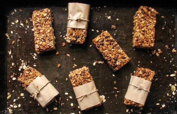 Овсяные батончики с кокосом и шоколадом. Овсяные батончики с кокосом и шоколадом.