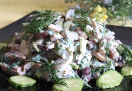 Салат с красной фасолью, ветчиной и шампиньонами