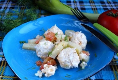 Куриные тефтели с овощами в сметане детям