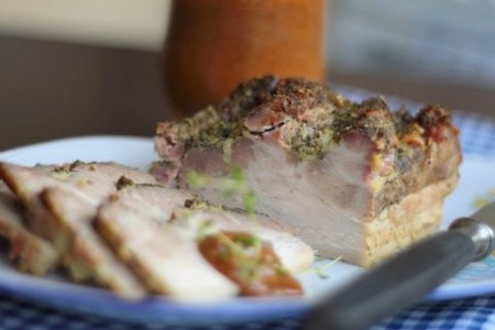Запеченная свинина с чесноком и майораном Запеченная свинина с чесноком и майораном