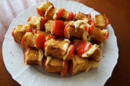 Шашлык из сыра с хлебом Шашлык из сыра с хлебом