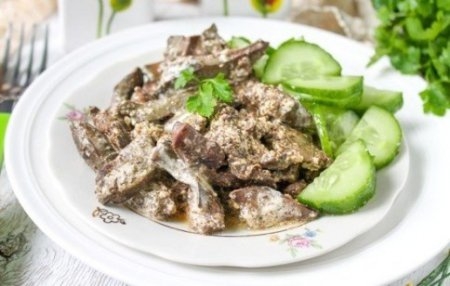 Печень, тушеная под сметанно-ореховым соусом Печень, тушеная под сметанно-ореховым соусом
