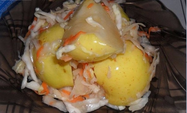 МОЧЕНЫЕ ЯБЛОКИ В КАПУСТЕ