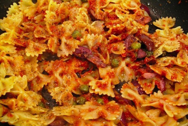 Быстрые макароны с вялеными помидорами и каперсами Быстрые макароны с вялеными помидорами и каперсами