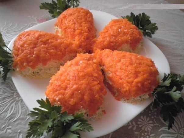Салат “Морковки” с куриным филе и грибами Салат “Морковки” с куриным филе и грибами