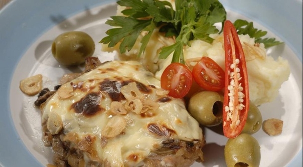 ГОВЯДИНА С ГРИБАМИ И СЫРНЫМ КАРТОФЕЛЬНЫМ ПЮРЕ ГОВЯДИНА С ГРИБАМИ И СЫРНЫМ КАРТОФЕЛЬНЫМ ПЮРЕ