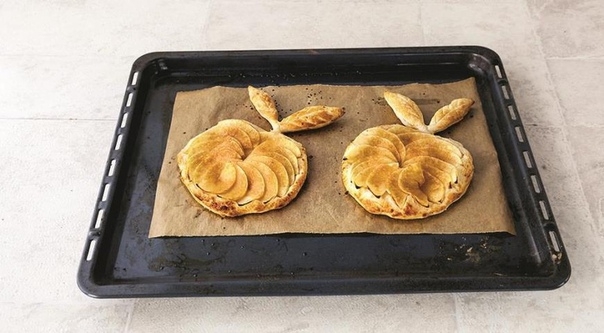 СЛОЙКА С ЯБЛОКАМИ И СОЛЕНОЙ КАРАМЕЛЬЮ