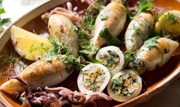 Вкусный кальмар, фаршированный овощами
