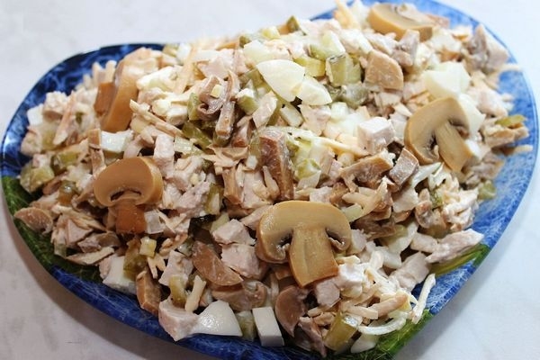 Легкий куриный салат с грибами