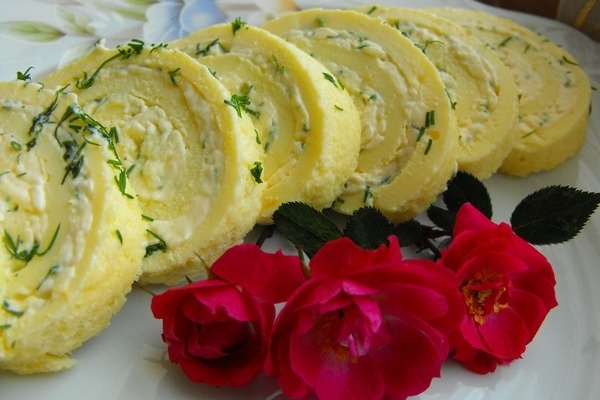 Нежный рулет из яиц с сыром
