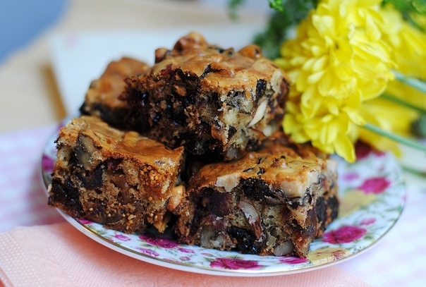 Кекс из сухофруктов с орехами.