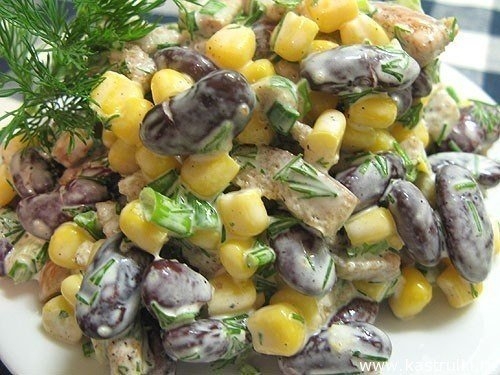 Салат из кукурузы и фасоли с сухариками Салат из кукурузы и фасоли с сухариками