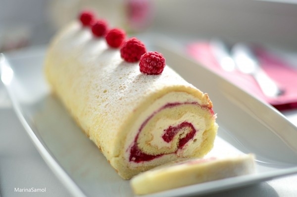 БИСКВИТНЫЙ РУЛЕТ С МАСКАРПОНЕ И МАЛИНОВЫМ ДЖЕМОМ