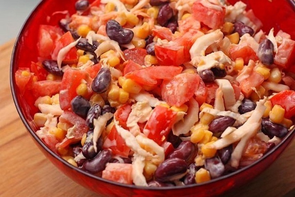 Салат с курицей, фасолью и овощами 80 ккал на 100 грамм