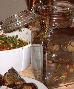Маринованные баклажаны фаршированные чесноком, морковью и перцем. Маринованные баклажаны фаршированные чесноком, морковью и перцем.