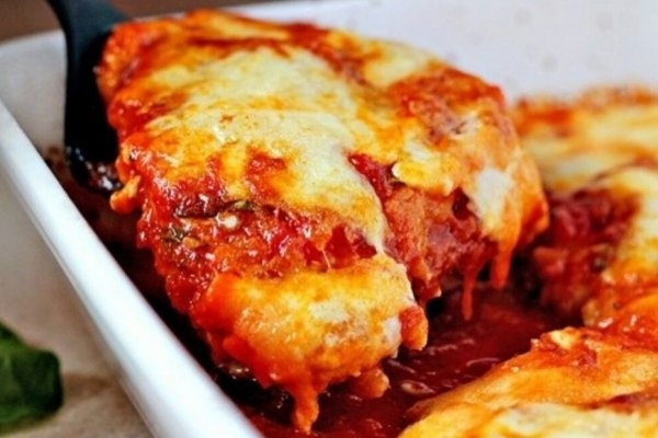 Куриная грудка под томатным соусом в духовке Куриная грудка под томатным соусом в духовке