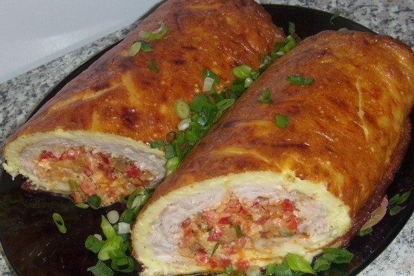 Рулет из омлета с куриным фаршем и овощами Рулет из омлета с куриным фаршем и овощами