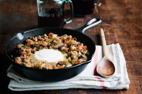 Тушеные баклажаны с перцем, помидорами и чесноком Тушеные баклажаны с перцем, помидорами и чесноком