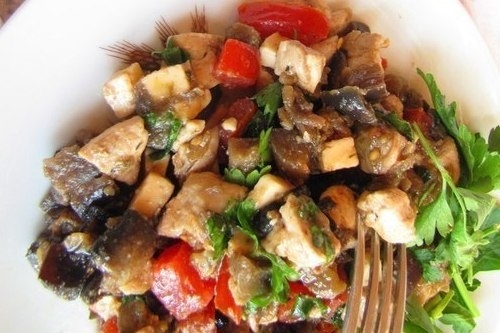 Салат-закуска из курицы, баклажанов и помидор Салат-закуска из курицы, баклажанов и помидор