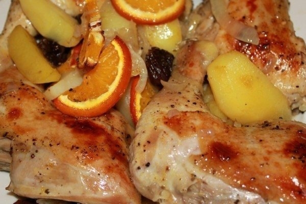 Куриные окорочка с картофелем под апельсинами Куриные окорочка с картофелем под апельсинами