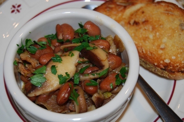 Красная фасоль с шампиньонами в горшочке Красная фасоль с шампиньонами в горшочке