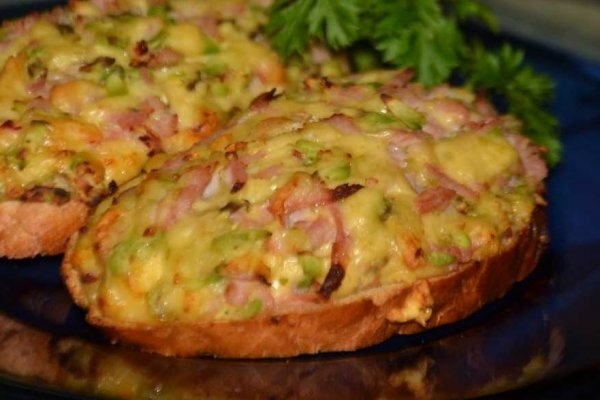 Горячие бутерброды с сыром и ветчиной в духовке Горячие бутерброды с сыром и ветчиной в духовке