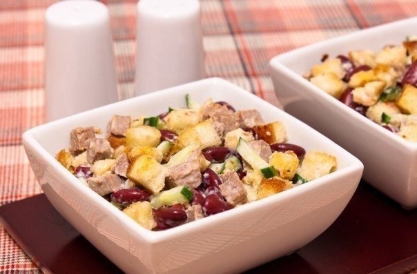Салат с фасолью, говядиной и сухариками
