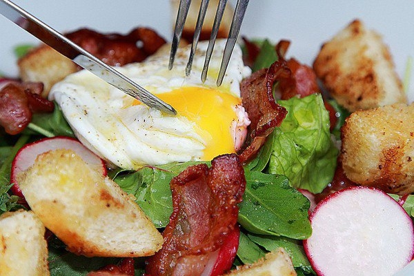 Салат со свекольной ботвой, беконом и яйцом Пашот