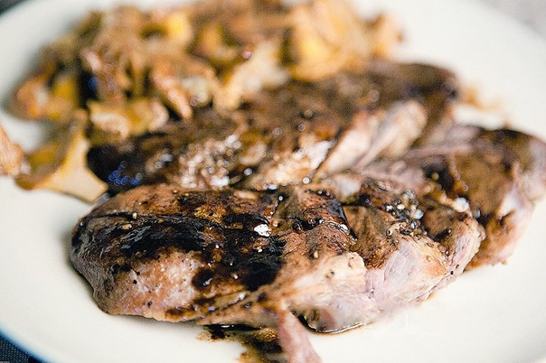 Утиное филе с бальзамическим соусом и лисичками