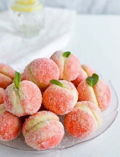 Пирожное «Персики» с начинкой из маскарпоне Пирожное «Персики» с начинкой из маскарпоне