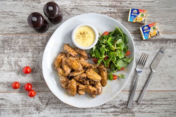 Куриные крылышки с сырным соусом. 6–8 порций Куриные крылышки с сырным соусом. 6–8 порций