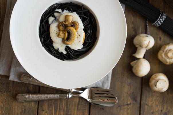 Чёрная паста с белым соусом бешамель и грибами Чёрная паста с белым соусом бешамель и грибами