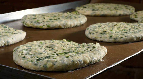 СЛОЙКА С СЫРОМ СУЛУГУНИ И ЗЕЛЕНЬЮ