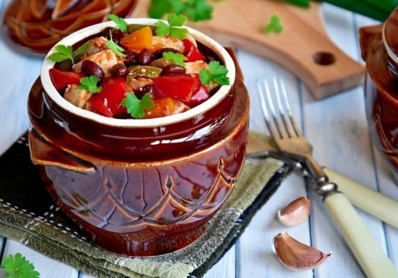 КУРИЦА С ОВОЩАМИ В ГОРШОЧКАХ КУРИЦА С ОВОЩАМИ В ГОРШОЧКАХ