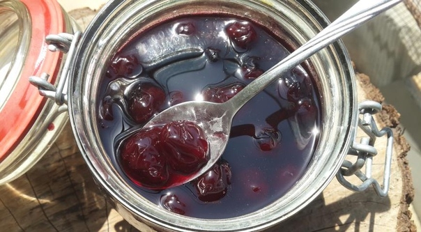 Вишнёвое варенье на базиликовом сиропе