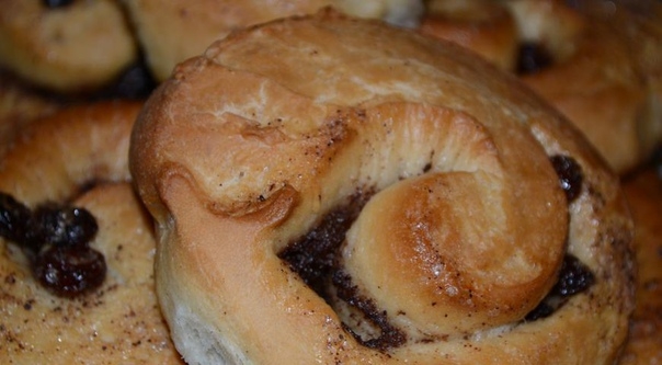 Плюшки с корицей и изюмом