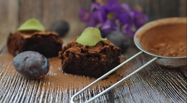 Шоколадные брауни с черносливом Шоколадные брауни с черносливом