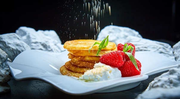 Блины на миндальной муке с кокосовым молоком и малиной. Блины на миндальной муке с кокосовым молоком и малиной.