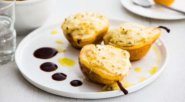 Груша, запеченная с сыром