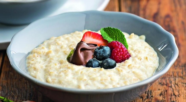 Овсяная каша с ягодами и ореховой пастой