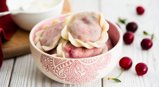 Вареники с вишней и клубникой