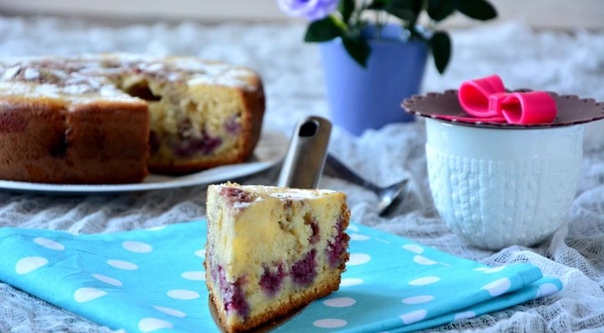 Шарлотка с малиной из мультиварки