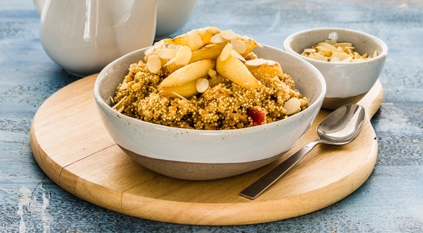 Киноа с вяленой клюквой и грушевым соте